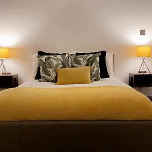 Apartment Centre Deluxe Whole Sleeps 4 D19, Doncaster