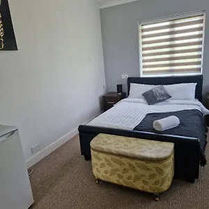 Apartment Spacious Luxurious Serviced, Doncaster